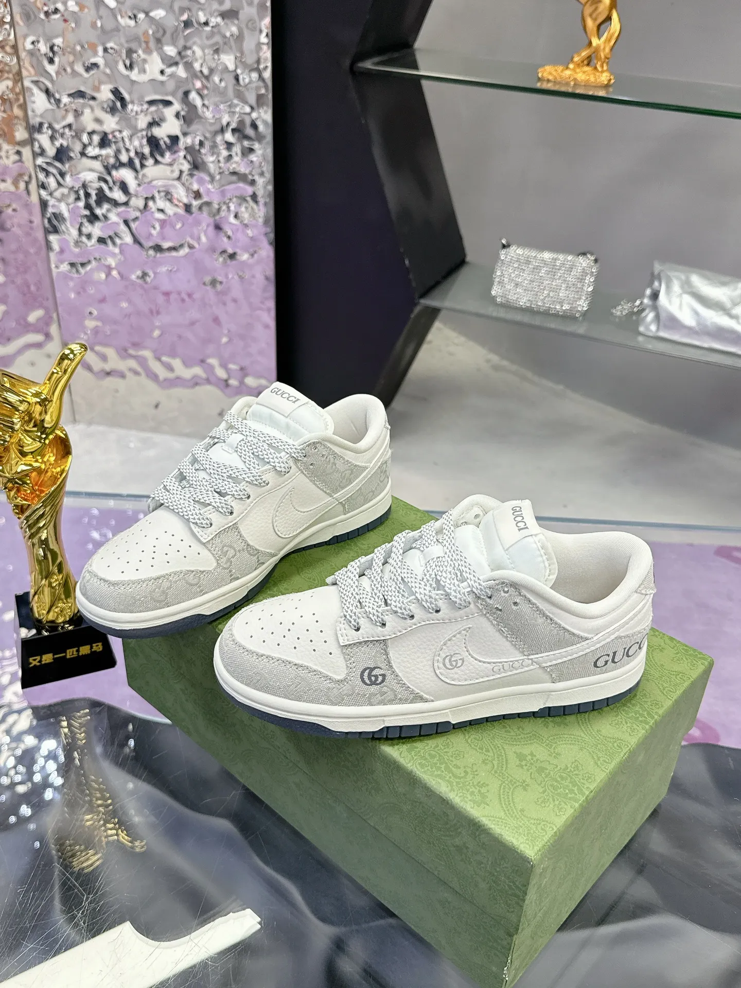 Men's shoes 💰580❤️❤️❤️ Gucci co-branded dunk Nike The latest official model 💓Gucci x Nike Dunk SB series 💓 Produced by Foshan Factory. The shoe body is made of off-white canvas as the main color, with an off-white leather frame overlay, making the shoe very versatile. The tongue is embroidered with yellow Gucci words, and the Swooshb on both sides of the shoe body The logo is embellished with sky blue, and the tongue is made of mesh material, which enhances breathability and is very versatile overall. The word Gucci on the lower side of the heel is decorated in 3D, the mini Nike Swoosh Logo on the side of the toe is embellished with sky blue embroidery, and the yellow Gucci brand name is printed on the heel to highlight the joint identity. Finally, an aged oxidized midsole and a blue outsole complete the overall design. Size: 35-45 Full set of Gucci packaging